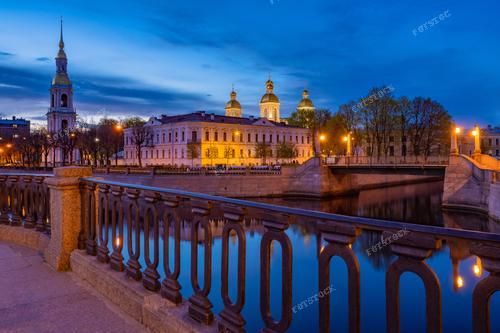 Фотография вечернего Петербурга приглашает вас в захватывающее путешествие по ночным рекам и каналам северной столицы России. Город оживает в свете вечерних фонарей, отражая свою неповторимую красоту в водной глади. Эта фотография — идеальный способ запечатлеть воспоминания о ночной атмосфере Петербурга, великолепного города на воде.

На снимке представлен уникальный облик города в ночное время, когда здания и мосты оживают под светом фонарей, а реки и каналы создают магические отражения. Этот кадр станет прекрасным подарком для любителей путешествий и увлекательных приключений.

Северная столица России раскрывается в ночи как удивительное сочетание архитектуры и водных путей. Приобретите это фото, чтобы добавить долю романтики и таинственности в ваш интерьер или подарить его тем, кто мечтает отправиться в увлекательное путешествие по Петербургу.
